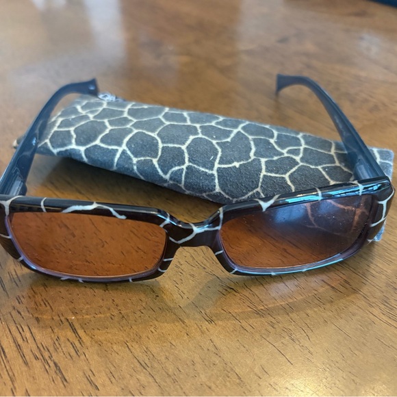 D&Y Accessories - D&Y animal print reading sunglasses with case